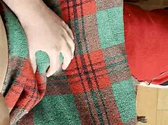 수줍은 이웃 담요 아래 조용히 숨어