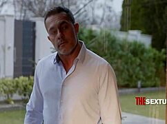 Mała dziewczynka zaprasza podglądającego obcego na ciasny analny numer! 😈