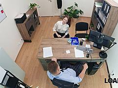 オフィスでウナ・フェアリーを苛め罰するの見たい？