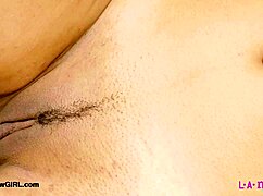 Model brunette menarik dedahkan badan cantik di kamera