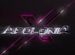 אפולוניה נוגעת בכוס שלה בעוצמה, גומרת וגונחת בקול רם