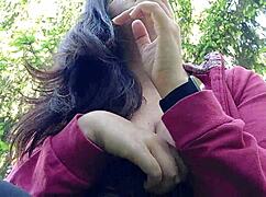 Nicoletta kouří v veřejné zahradě a ukazuje svá velká prsa