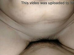 Teen Roxanna fingert sich outdoor public