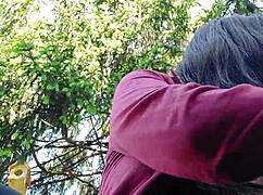 ניקולטה מעשנת בגן ציבורי ומבזיקה ציצים גדולים