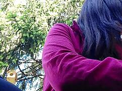 Nicoletta Halk Bahçesinde Sigara İçerken Büyük Memelerini Gösteriyor