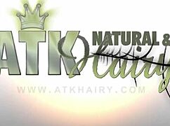 セルマ・スリーズが毛むくじゃらのマンコをおもちゃで弄ぶ