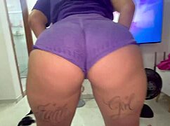 meia irm� shows off her short shorts