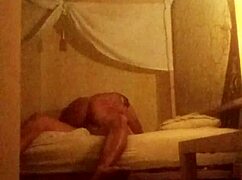 Latina styvsyster river kläder och knullar styvbror på hotellrum