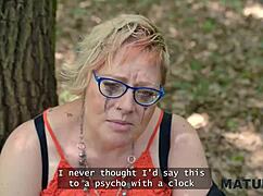 MATURE4K キンキーな巨人女ダイアナが2人の見知らぬ男と屋外セックス