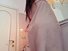 Banyoda tamamen soyundum çıplak kaldım