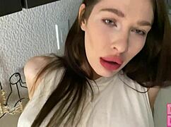 Gerageyn start ochtend met romantische neuk en diepe creampie, petite brunette nat in close-up doggy