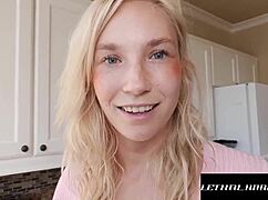 Jestem tą super gorącą blondynką idącą do szefa do domu wyruchać go ostro