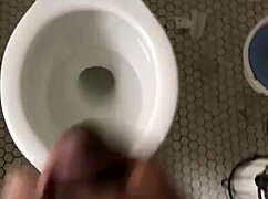 İyi bir fışkırtma yaptım inatla sıvazlayıp sert boşaldım