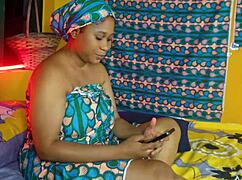 Vzrušená milfka touží po velkém černým čuráku do svý kundy