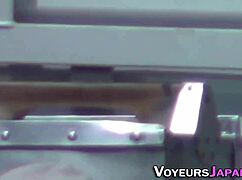 アジアン18歳美女こっそりマンコ玩具オナニー