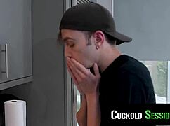 Juruteknik kongkek isteri saya tepat di depan saya