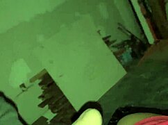 תחת ענקי של בייבי עם משקל עודף מוצץ בארהב בפטיש אקסהיביציוניסטי