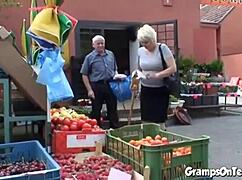 Μικρή γυναίκα χτυπιέται από παππού έξω στο ύπαιθρο.