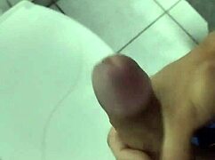 Profesional muda 18+ istirahat kerja untuk relaks tenang, fokus tugas pribadi tanpa gangguan.