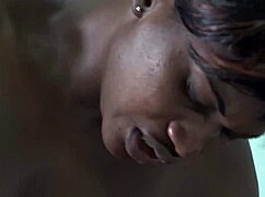 blondă curvă aplecată pentru creampie la sală!