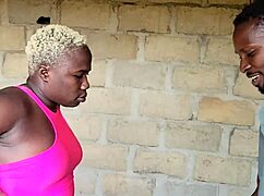 Sunt excitat la maxim de freak-ul ăsta sexual, geme tare