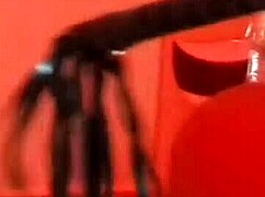 Prelepa plavuša uživa u solo vremenu sa svojim glatkim telom