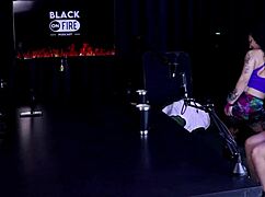 blond para cieszy się zmysłowym masażem prowadzącym do orgazmu w tatuażowej sesji