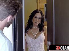 ميلف خبيثة تسيطر على صديق خطوتها الابنة بقوة خام