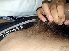 Aasialainen sisarpuoleni antaa koskea rintojaan piilossa