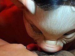 Όμορφη ξανθούλα απολαμβάνει solo χρόνο με το τριχωτό σώμα της