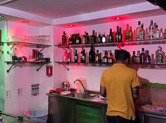 Barmanița mă seduce și mă fută fără prezervativ!