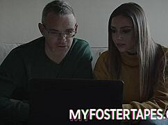 Foster Membongkok di Bilik Tidur untuk Seks Doggy