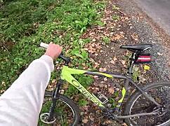 OMG, presenetil dekle v gozdu med samozadovoljevanjem in se mi pridružila! 😲