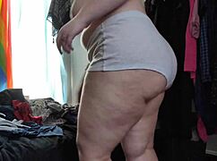 रैंडम आउटफिट ट्राई करके कैमरे को हैरी चार्म से टीज करती है