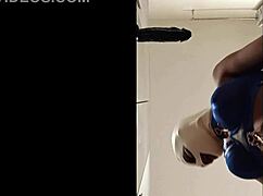 3개의 자지를 빨지만 입에 신선한 고기를 더 좋아해