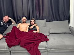 Oom van mijn vriend ging weg en we neukten onze geilheid weg