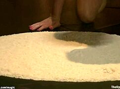 Duża blondynka zostaje związana i woskowana 😈