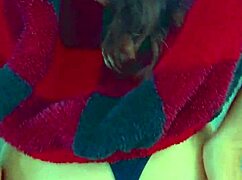 Vysokoškoláčka si tře stůl k orgasmu se spolužákem