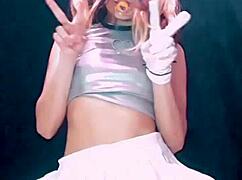 بوني يو وو تشرب البول من الفرشة بجوارب قصيرة وميني سكيرت