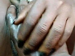 Ehi, questa troia pazza adora il fisting prima di una scopata calda! 😈