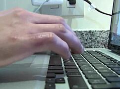 Sleduji sexy kolumbijskou 18letku na webkamu sát čůráka a šukat píču live