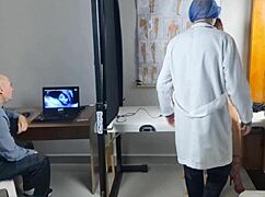 เมียผมแดงได้รับการตรวจสอบอย่างเข้มข้นในโรงพยาบาลลับกับสามีคักโฮลด์ดู