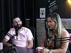 אני מרגישה קנאה אפילו שאני ליברלית, בעלי לא נותן לי לזיין אחר, עשינו סקס אנאלי בטרק