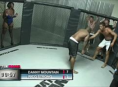 Chica negra tetona caliente follada duro por verga enorme de Danny Mountains