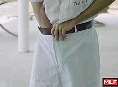 Seduco l'amica con tette naturali grosse nella vasca da bagno