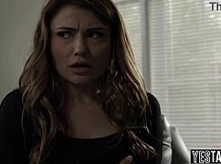 나는 버스티 틴 18+로 핑거링당하고 박혀