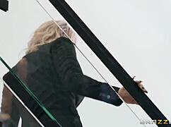 Эй детка, хочешь посмотреть, как эта классная блондинка берет в жопу?