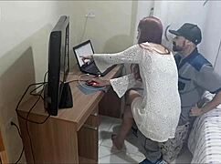 rødhåret alene hjemme fanget med creepy reparatør på skjult cam