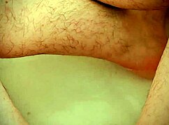 Lelaki batang besar kocok zakar gergasi di bilik air sesi onani basah