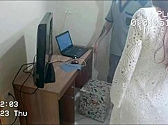 Rdečelasa sama doma ujeta s srhljivim popravljalcem na skriti kameri